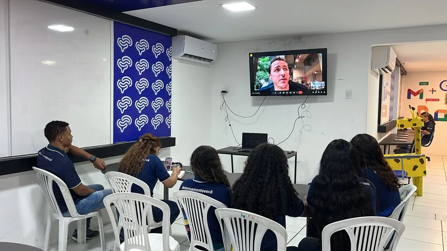Estudantes participando de um encontro remoto do Criatto Minds