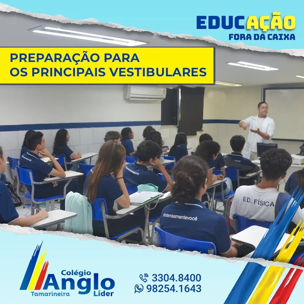 Estudantes e professor em uma aula no Anglo Tamarineira