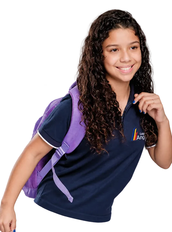 Estudante do Anglo Tamarineira com uniforme da escola