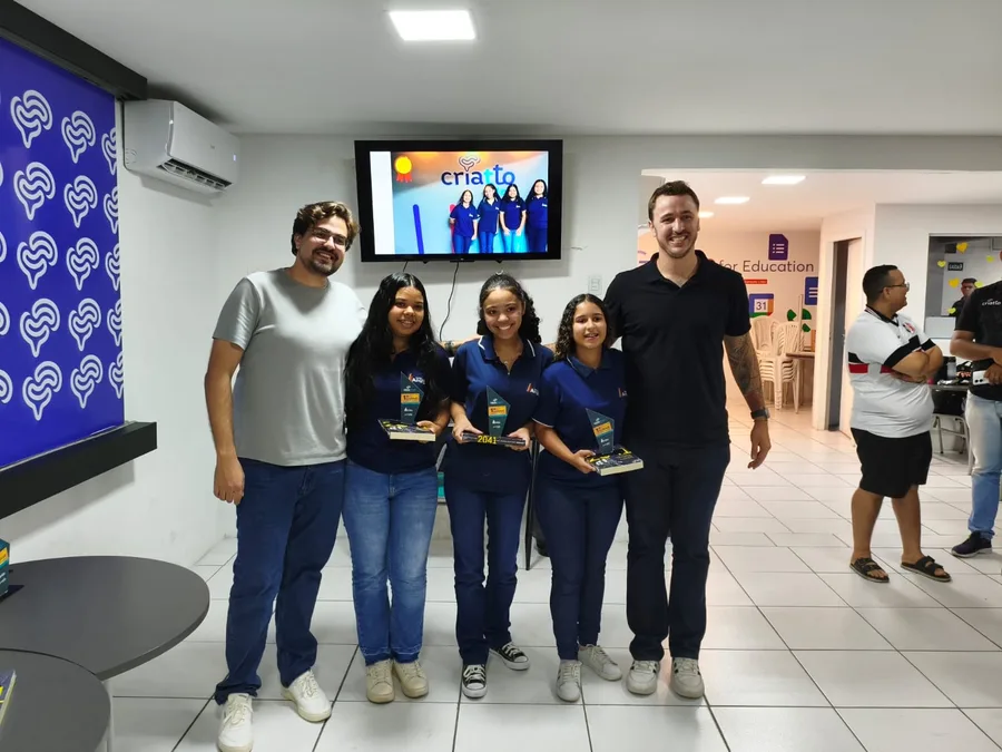 Estudantes e mentores na apresentação de um projeto do Ideathon