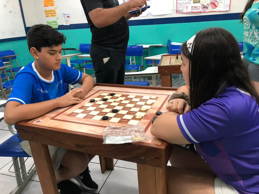 Estudantes jogando xadrez nos Jogos Internos