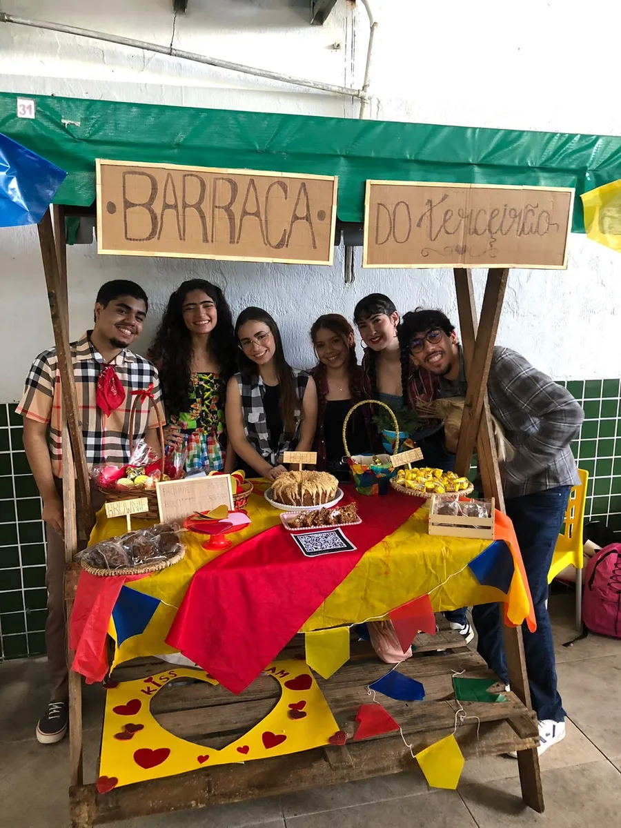 Estudantes em uma barraca na celebração de São João da escola
